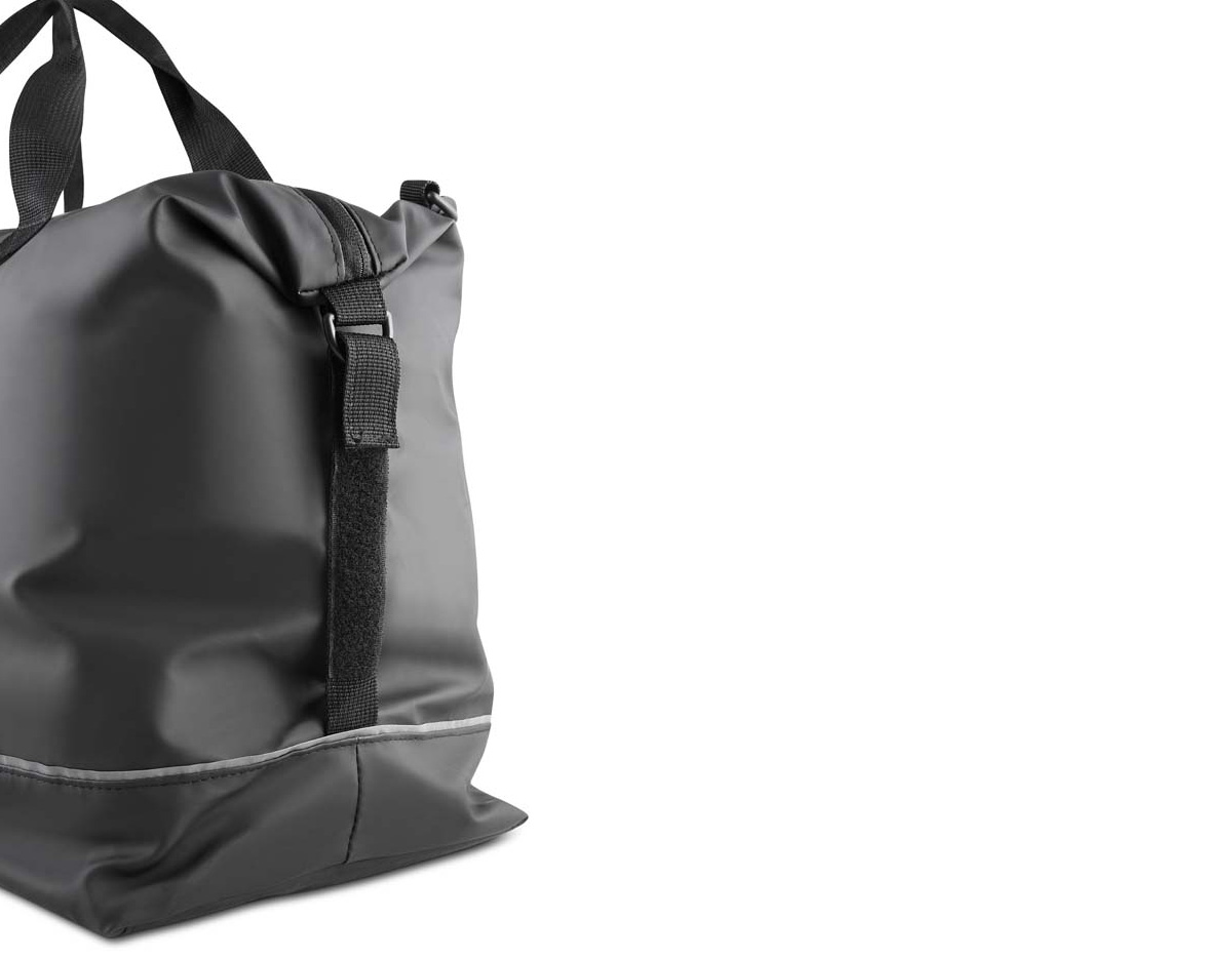 Mala esportiva confeccionada em PU, com revestimento interno em poliéster 210D, que garante resistência e fácil limpeza. Possui faixa refletiva para maior visibilidade, bolso frontal com zíper, dois compartimentos internos e alça de mão. Conta ainda com alça de ombro ajustável, oferecendo praticidade no transporte. Um brinde corporativo moderno, funcional e ideal para atividades esportivas e viagens curtas.