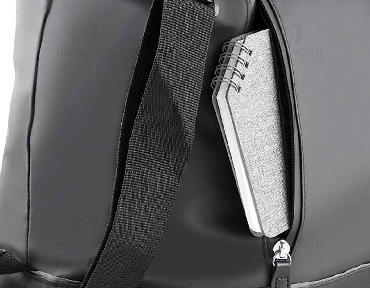 Mala esportiva confeccionada em PU, com revestimento interno em poliéster 210D, que garante resistência e fácil limpeza. Possui faixa refletiva para maior visibilidade, bolso frontal com zíper, dois compartimentos internos e alça de mão. Conta ainda com alça de ombro ajustável, oferecendo praticidade no transporte. Um brinde corporativo moderno, funcional e ideal para atividades esportivas e viagens curtas.
