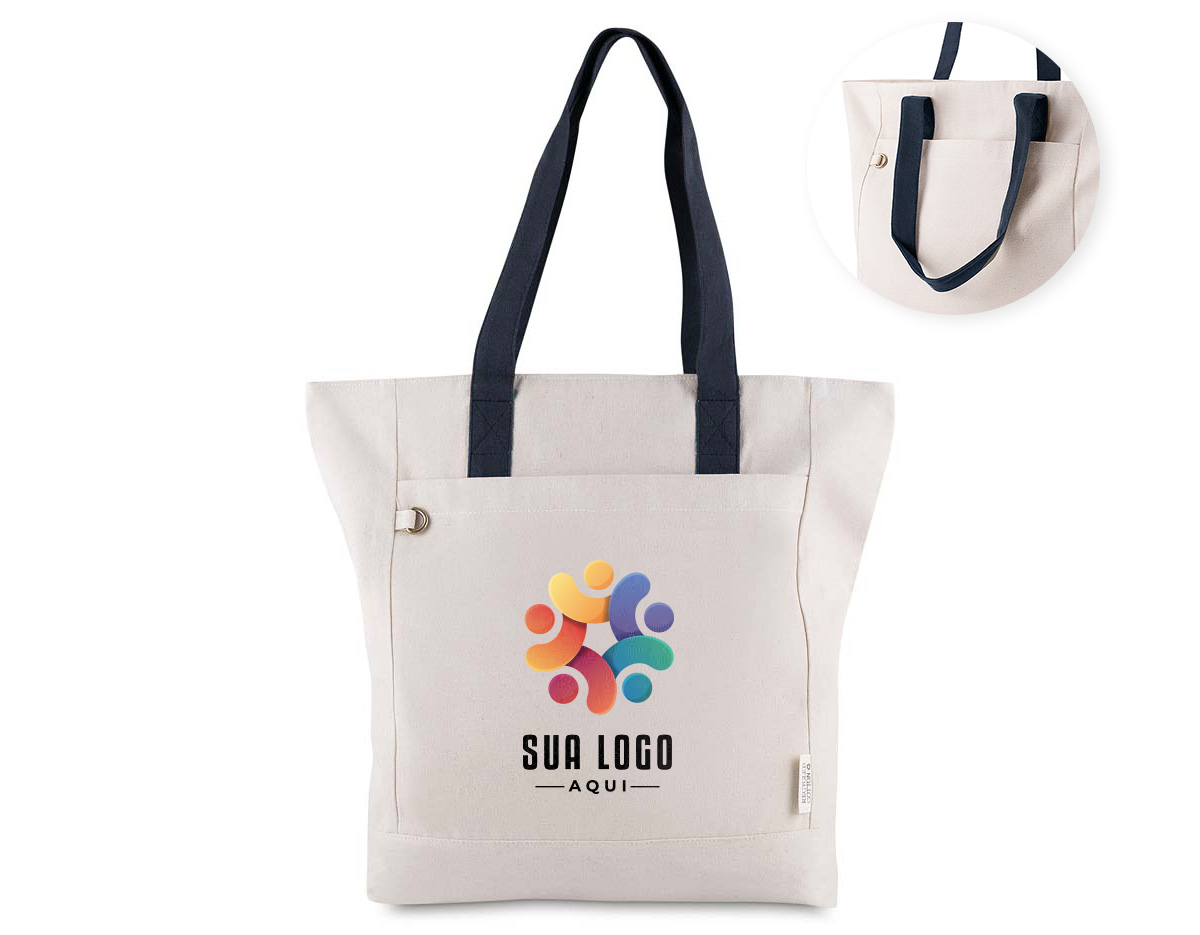 Bolsa confeccionada em canvas de algodão reciclado, com gramatura de 280 g/m², que garante alta resistência e durabilidade. Possui bolso frontal para fácil organização, alça de 50 cm de ponta a ponta que proporciona conforto no transporte e fechamento em zíper no compartimento principal, oferecendo mais segurança. Um brinde corporativo sustentável, funcional e moderno, ideal para ações promocionais e valorização da marca.