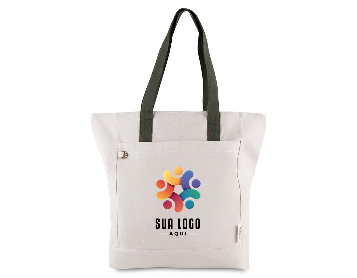 Bolsa confeccionada em canvas de algodão reciclado, com gramatura de 280 g/m², que garante alta resistência e durabilidade. Possui bolso frontal para fácil organização, alça de 50 cm de ponta a ponta que proporciona conforto no transporte e fechamento em zíper no compartimento principal, oferecendo mais segurança. Um brinde corporativo sustentável, funcional e moderno, ideal para ações promocionais e valorização da marca.