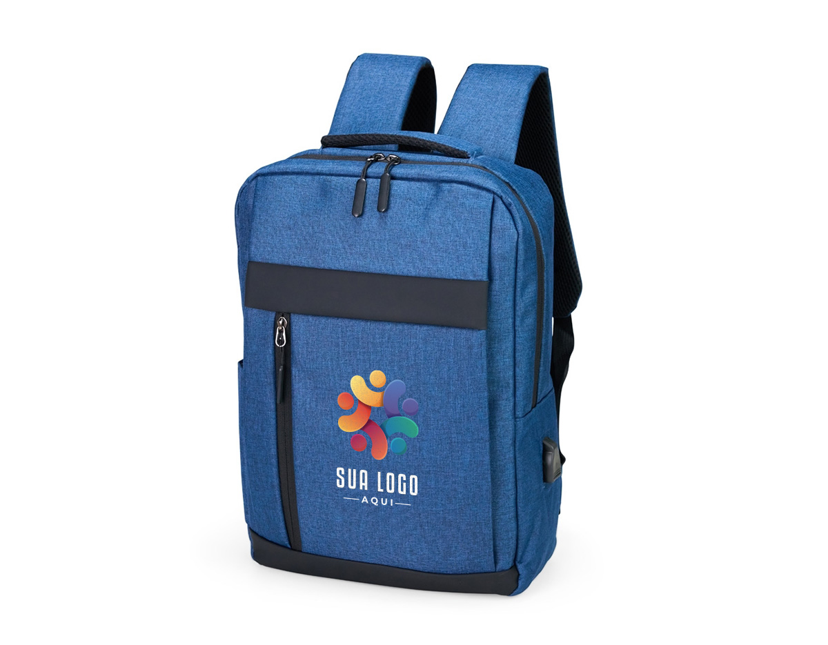 Mochila em nylon Oxford impermeável com detalhes em couro sintético, capacidade para até 14 litros, fechamento em zíper com puxadores em plástico e nylon. Possui compartimento interno com bolsos de tamanhos variados e divisória para notebooks de até 15,6 polegadas. Apresenta dois compartimentos frontais com abertura lateral, além de entrada para cabo USB e bolso lateral aberto. Dispõe também de alça de mão em poliéster reforçado e duas alças para as costas com revestimento em espuma respirável.