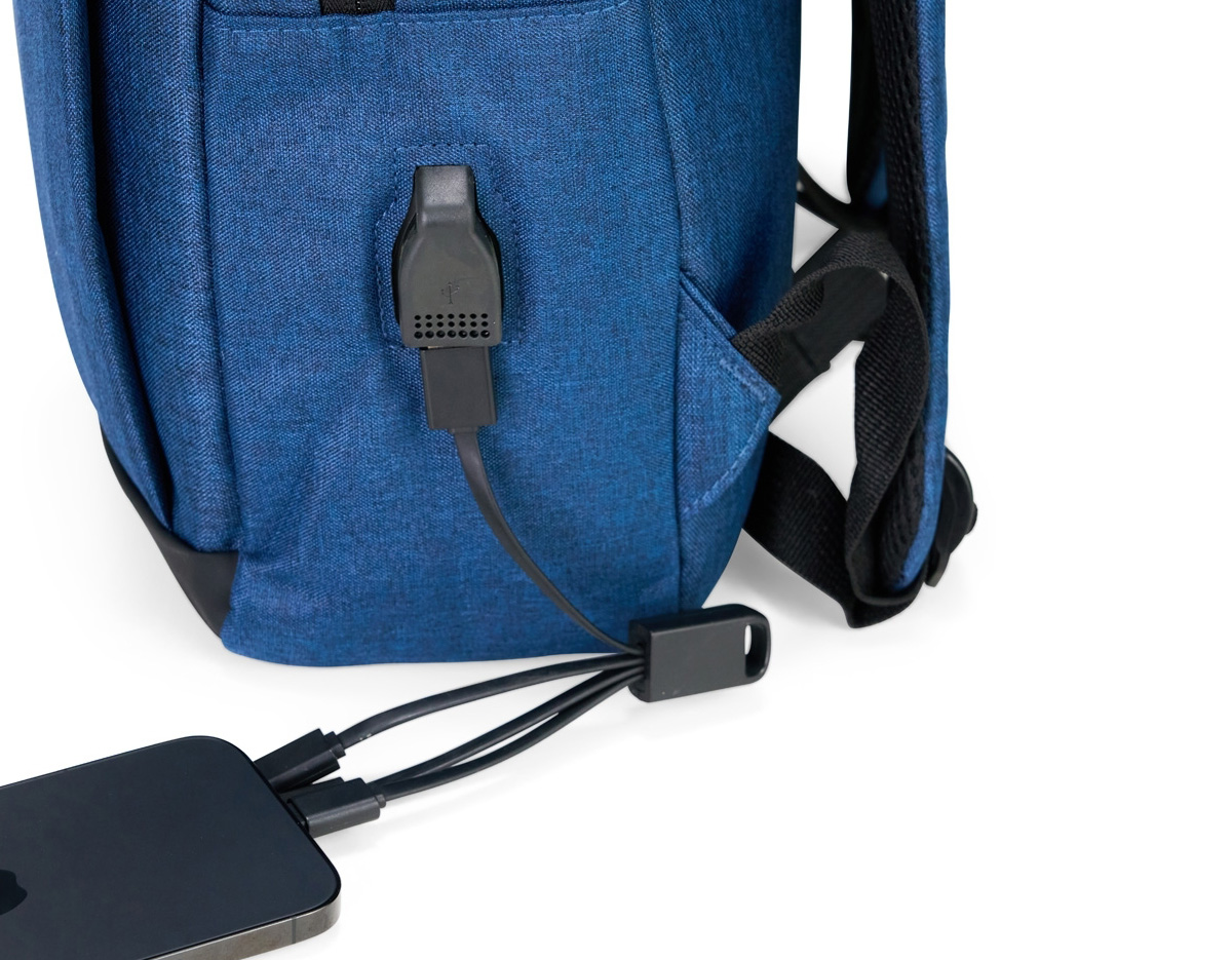 Mochila em nylon Oxford impermeável com detalhes em couro sintético, capacidade para até 14 litros, fechamento em zíper com puxadores em plástico e nylon. Possui compartimento interno com bolsos de tamanhos variados e divisória para notebooks de até 15,6 polegadas. Apresenta dois compartimentos frontais com abertura lateral, além de entrada para cabo USB e bolso lateral aberto. Dispõe também de alça de mão em poliéster reforçado e duas alças para as costas com revestimento em espuma respirável.