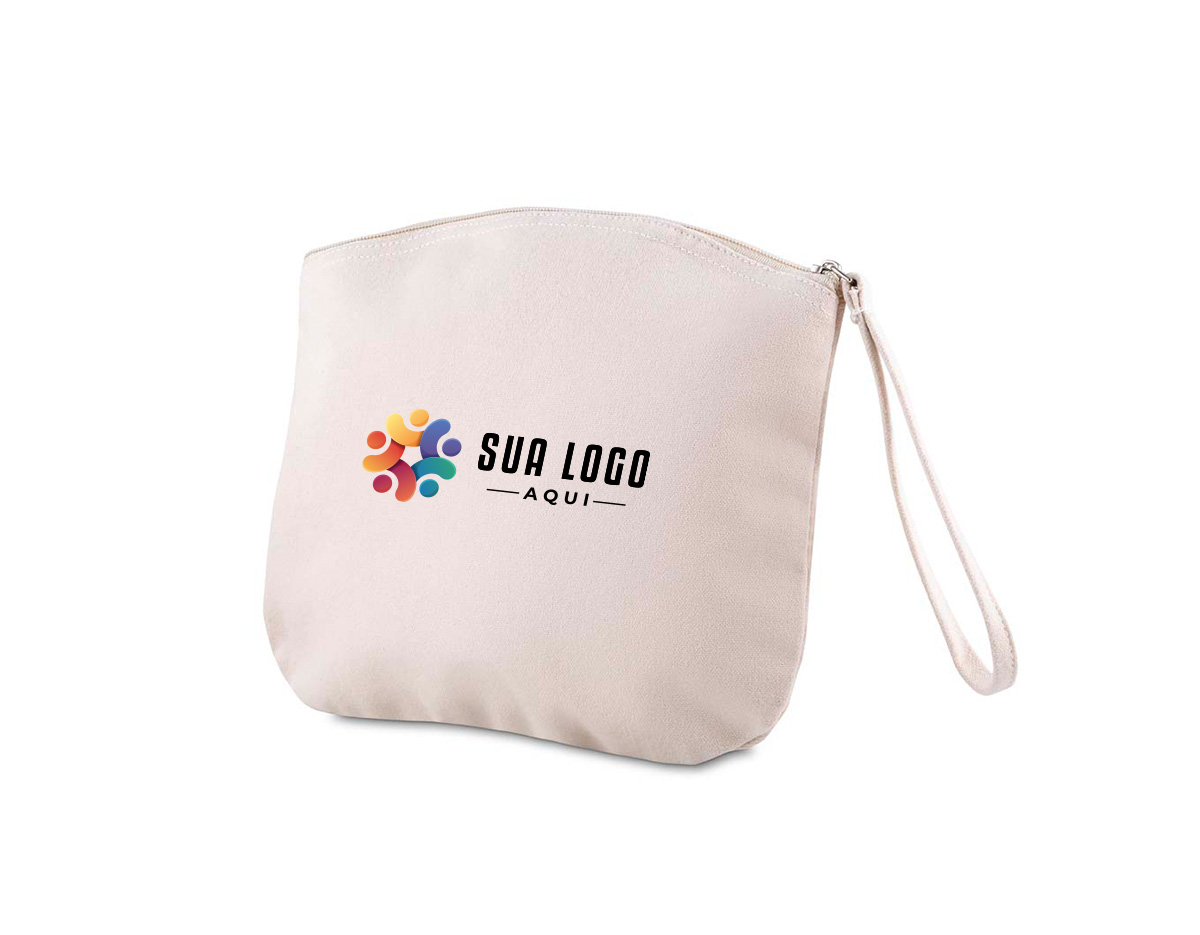 Necessaire confeccionada em algodão reciclado com gramatura de 340 g/m², oferecendo alta resistência e durabilidade. Conta com alça de mão em algodão, que facilita o transporte e garante maior praticidade no uso diário. Possui estrutura funcional, ideal para organizar objetos pessoais com segurança e facilidade. Um brinde corporativo sustentável, moderno e versátil, perfeito para valorizar a marca com responsabilidade ambiental.
