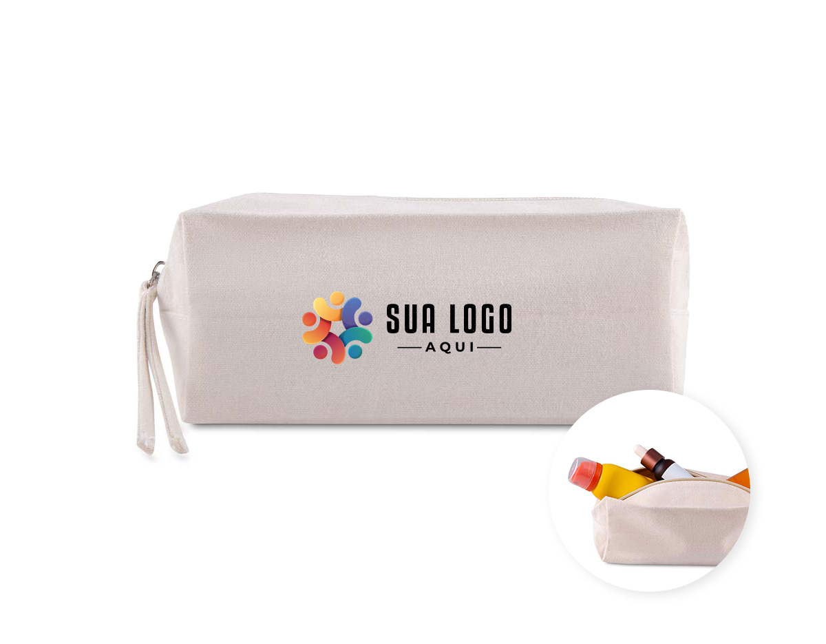 Necessaire confeccionada em algodão reciclado, com gramatura de 340 g/m², que garante resistência e durabilidade no uso diário. Possui puxador com detalhe em algodão reciclado, reforçando o conceito sustentável do produto. Funcional e versátil, é ideal para organizar objetos pessoais com praticidade. Um brinde corporativo ecológico, moderno e de alto valor percebido, perfeito para ações promocionais e valorização da marca.