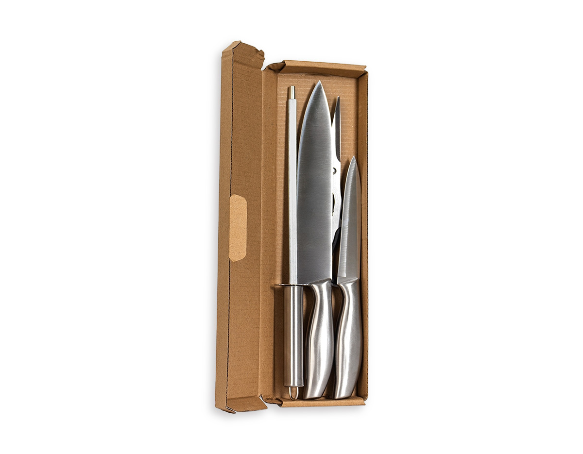 Kit churrasco formado por quatro itens em inox: uma faca de 8 polegadas, uma faca de 5 polegadas, uma chaira e uma tesoura com detalhes emborrachados no cabo. Acompanha embalagem em papelão.