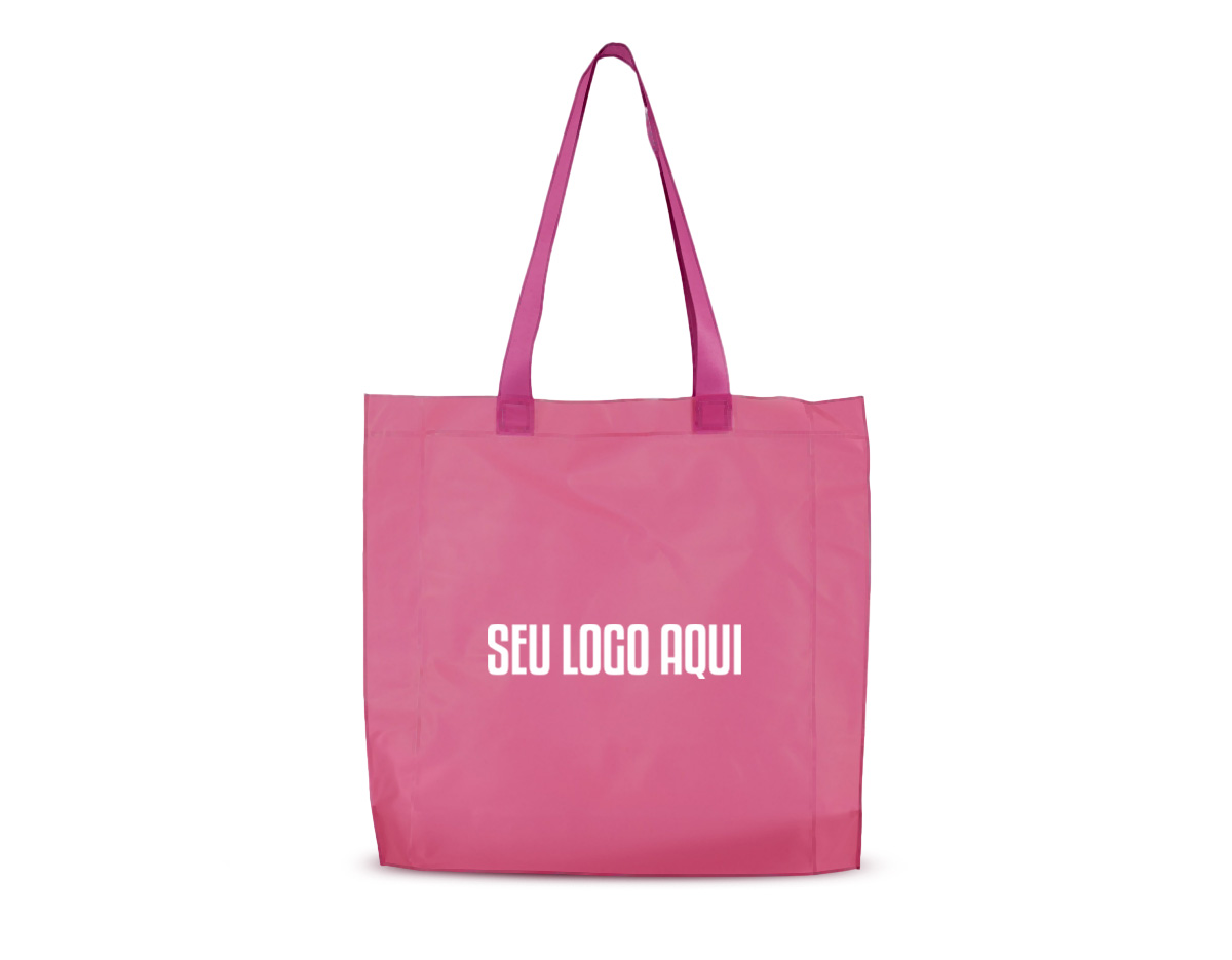 Sacola confeccionada em PVC All Clean 030 soldado, resistente e de fácil limpeza. Possui alças lisas em cetim, que agregam sofisticação e conforto no transporte. Brinde elegante e durável, ideal para eventos, ações promocionais e kits corporativos.