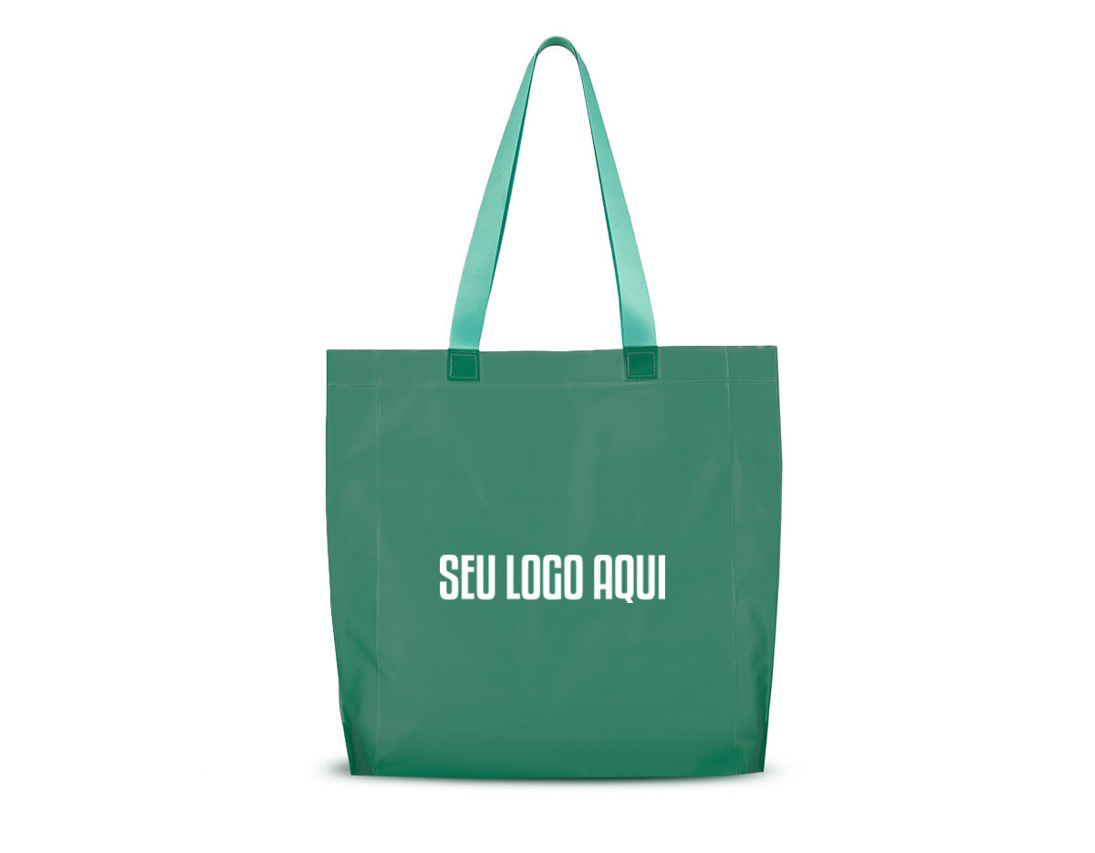 Sacola confeccionada em PVC All Clean 030 soldado, resistente e de fácil limpeza. Possui alças lisas em cetim, que agregam sofisticação e conforto no transporte. Brinde elegante e durável, ideal para eventos, ações promocionais e kits corporativos.