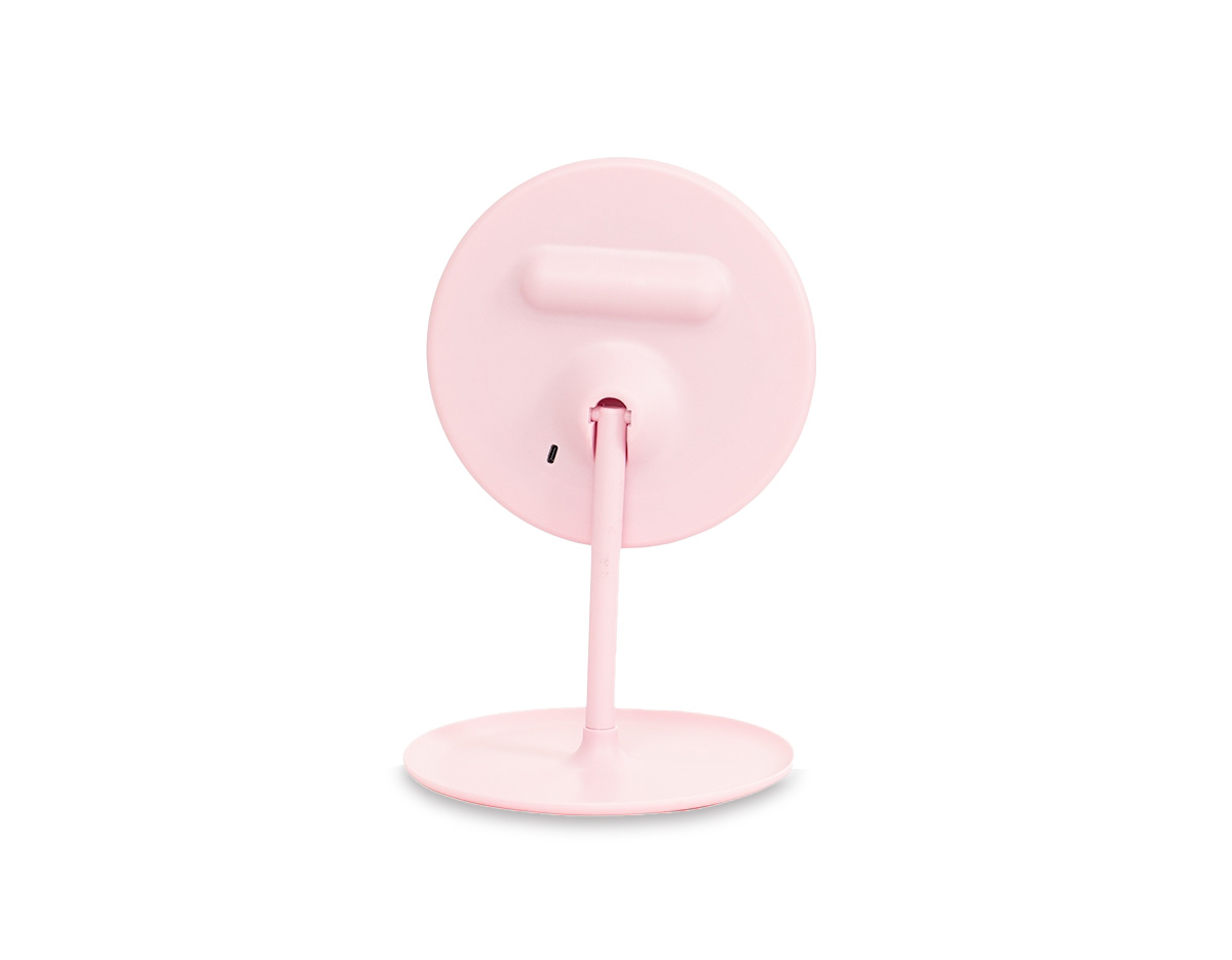 Espelho de mesa com estrutura montável em plástico, movimentação vertical de até 90 graus, iluminação em LED com três níveis de ajuste e entrada USB-C para recarga. Acompanha cabo USB-C.