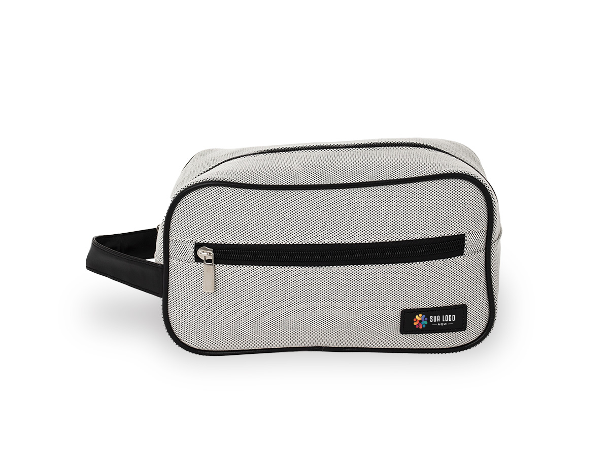 Nécessaire confeccionada em lona, material resistente e adequado para uso frequente, com fechamento em zíper que garante segurança no armazenamento. Possui bolso frontal funcional e compartimento principal com três bolsos internos, facilitando a organização de itens pessoais ou acessórios. Conta ainda com alça lateral que proporciona praticidade no transporte e plaquinha costurada em couro sintético, agregando acabamento diferenciado e espaço para personalização. Um brinde corporativo completo, útil e bem estruturado, pensado para acompanhar a rotina com organização e boa presença de marca.