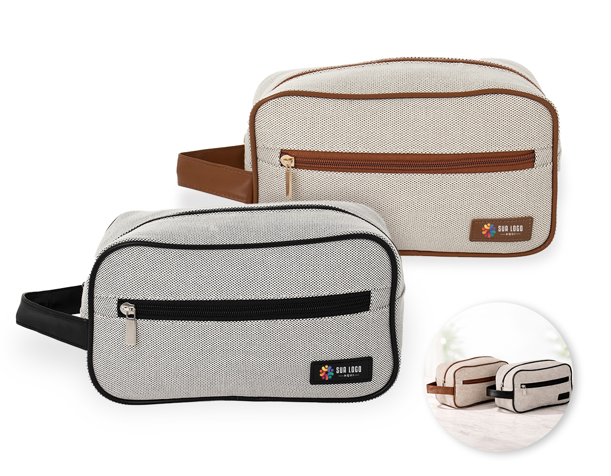 Nécessaire confeccionada em lona, material resistente e adequado para uso frequente, com fechamento em zíper que garante segurança no armazenamento. Possui bolso frontal funcional e compartimento principal com três bolsos internos, facilitando a organização de itens pessoais ou acessórios. Conta ainda com alça lateral que proporciona praticidade no transporte e plaquinha costurada em couro sintético, agregando acabamento diferenciado e espaço para personalização. Um brinde corporativo completo, útil e bem estruturado, pensado para acompanhar a rotina com organização e boa presença de marca.