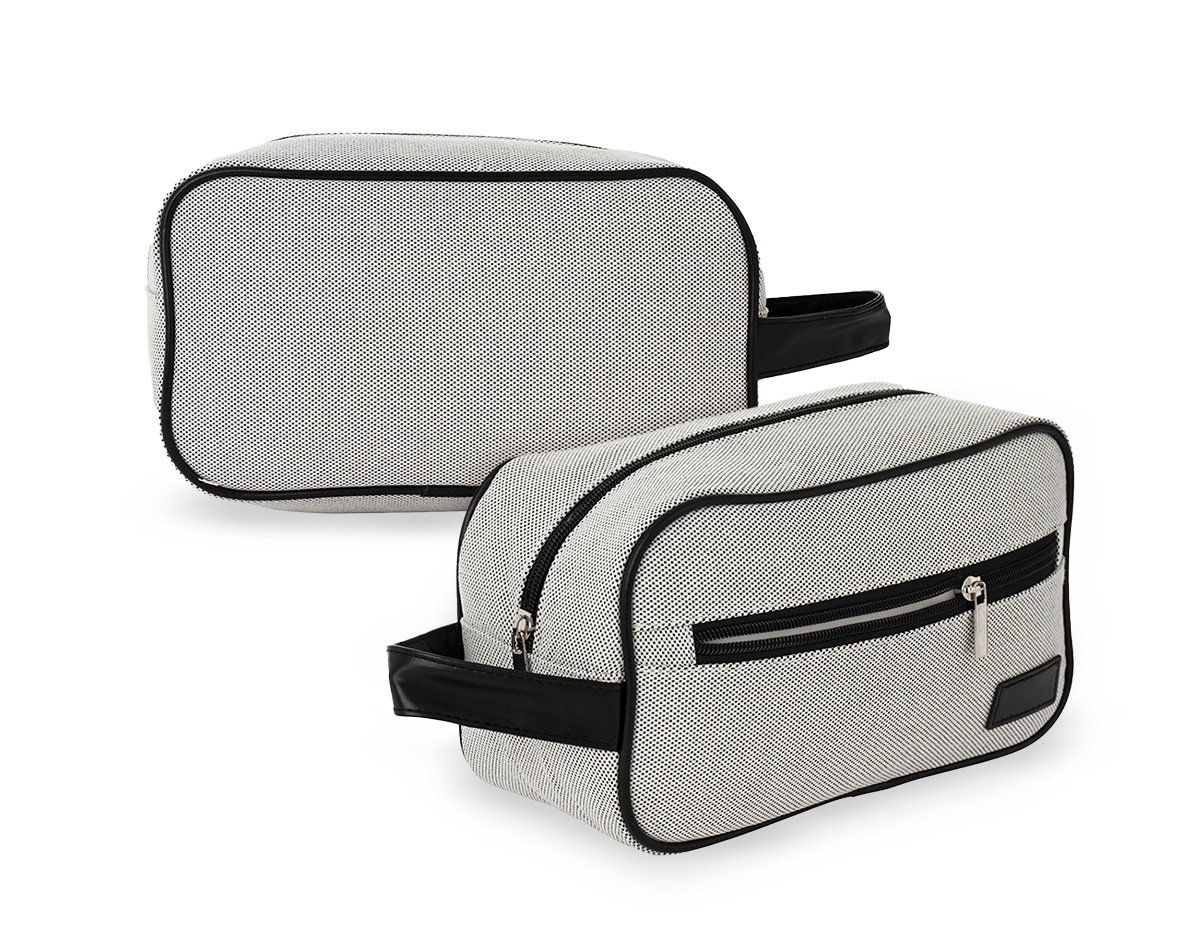 Nécessaire confeccionada em lona, material resistente e adequado para uso frequente, com fechamento em zíper que garante segurança no armazenamento. Possui bolso frontal funcional e compartimento principal com três bolsos internos, facilitando a organização de itens pessoais ou acessórios. Conta ainda com alça lateral que proporciona praticidade no transporte e plaquinha costurada em couro sintético, agregando acabamento diferenciado e espaço para personalização. Um brinde corporativo completo, útil e bem estruturado, pensado para acompanhar a rotina com organização e boa presença de marca.