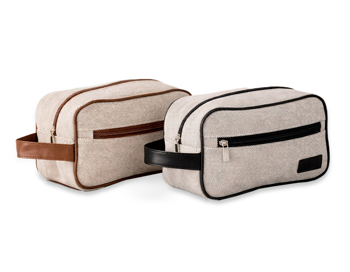 Nécessaire confeccionada em lona, material resistente e adequado para uso frequente, com fechamento em zíper que garante segurança no armazenamento. Possui bolso frontal funcional e compartimento principal com três bolsos internos, facilitando a organização de itens pessoais ou acessórios. Conta ainda com alça lateral que proporciona praticidade no transporte e plaquinha costurada em couro sintético, agregando acabamento diferenciado e espaço para personalização. Um brinde corporativo completo, útil e bem estruturado, pensado para acompanhar a rotina com organização e boa presença de marca.