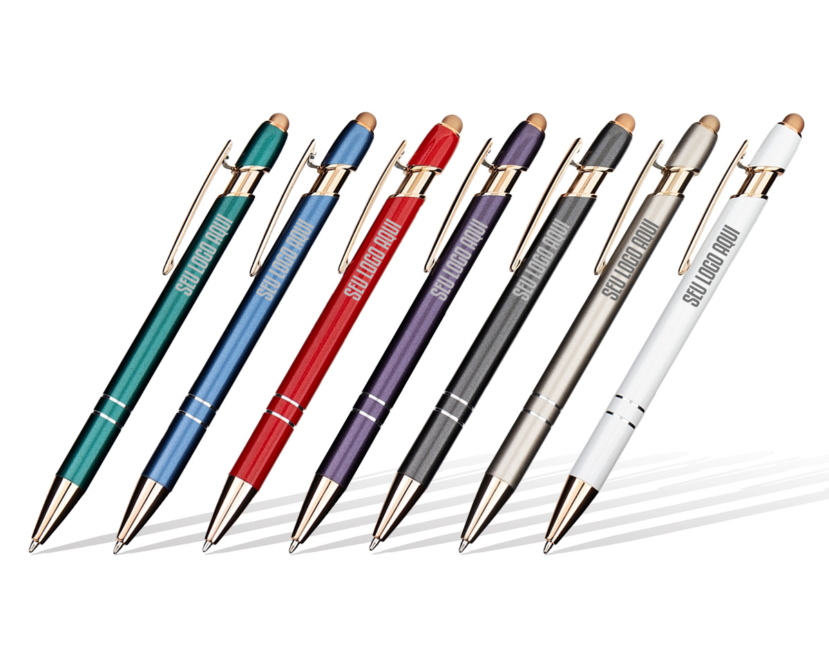 Caneta metálica moderna, com detalhe emborrachado no topo, ideal para interação com dispositivos de telas sensíveis ao toque. Possui acionamento por clique e carga esferográfica azul de 1,0 mm, garantindo escrita macia e precisa. Um brinde corporativo elegante, funcional e alinhado à rotina digital.