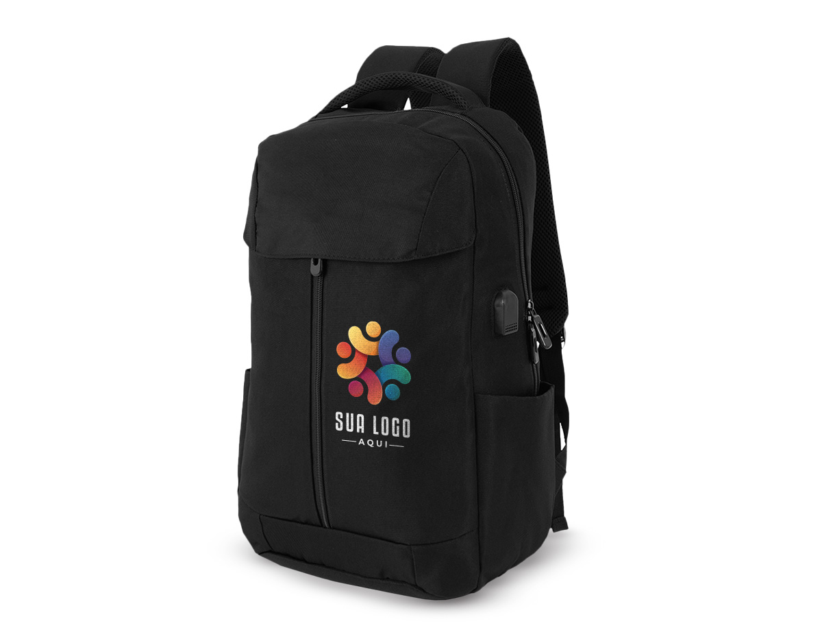 Mochila confeccionada em poliéster 200D impermeável com capacidade para até 20 litros e fechamento em zíper com puxadores plásticos. Dispõe de compartimento principal com divisória interna para notebooks de até 15,6 polegadas. Possui dois compartimentos frontais, sendo um menor, com fechamento em zíper, e outro maior, com bolsos internos e fechamento duplo em zíper vertical e velcro na parte superior. Conta ainda com dois bolsos laterais, adaptador USB externo e revestimento em espuma respirável nas alças de ombro e na alça superior de mão.