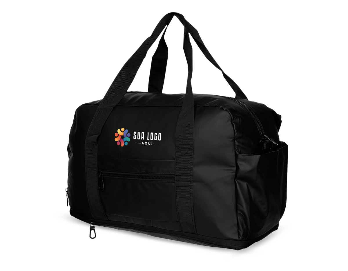 Bolsa impermeável confeccionada em couro sintético, fechamento em zíper e capacidade máxima de 36L quando o compartimento expansível está aberto. Possui compartimento com bolso para itens úmidos e compartimento lateral para tênis. Também dispõe de compartimento lateral para tênis, um bolso com fechamento em engate rápido e outro, em tamanho menor e fechamento em zíper, com espaço posterior para encaixe em puxadores de malas, além de alças de mãos fixas em nylon. Acompanha alça transversal com apoio de ombro.