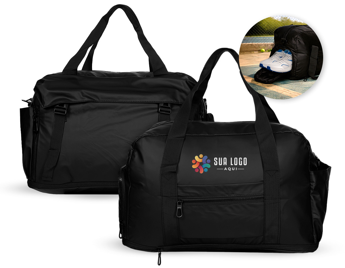 Bolsa impermeável confeccionada em couro sintético, fechamento em zíper e capacidade máxima de 36L quando o compartimento expansível está aberto. Possui compartimento com bolso para itens úmidos e compartimento lateral para tênis. Também dispõe de compartimento lateral para tênis, um bolso com fechamento em engate rápido e outro, em tamanho menor e fechamento em zíper, com espaço posterior para encaixe em puxadores de malas, além de alças de mãos fixas em nylon. Acompanha alça transversal com apoio de ombro.