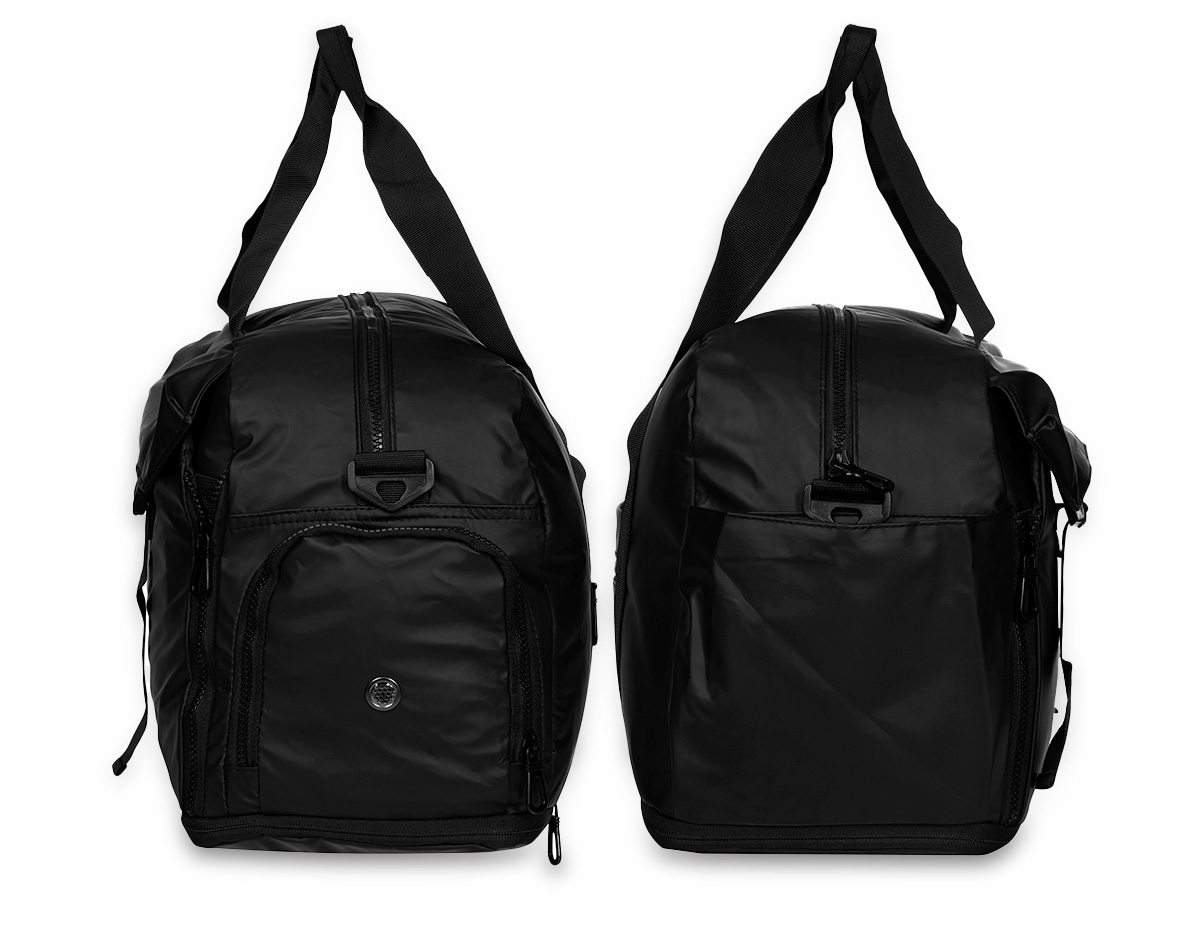 Bolsa impermeável confeccionada em couro sintético, fechamento em zíper e capacidade máxima de 36L quando o compartimento expansível está aberto. Possui compartimento com bolso para itens úmidos e compartimento lateral para tênis. Também dispõe de compartimento lateral para tênis, um bolso com fechamento em engate rápido e outro, em tamanho menor e fechamento em zíper, com espaço posterior para encaixe em puxadores de malas, além de alças de mãos fixas em nylon. Acompanha alça transversal com apoio de ombro.