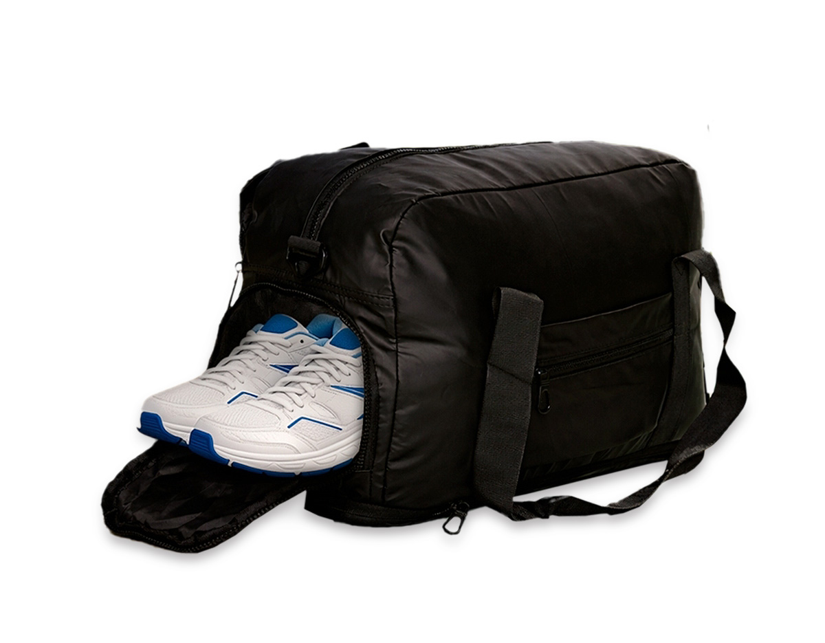 Bolsa impermeável confeccionada em couro sintético, fechamento em zíper e capacidade máxima de 36L quando o compartimento expansível está aberto. Possui compartimento com bolso para itens úmidos e compartimento lateral para tênis. Também dispõe de compartimento lateral para tênis, um bolso com fechamento em engate rápido e outro, em tamanho menor e fechamento em zíper, com espaço posterior para encaixe em puxadores de malas, além de alças de mãos fixas em nylon. Acompanha alça transversal com apoio de ombro.