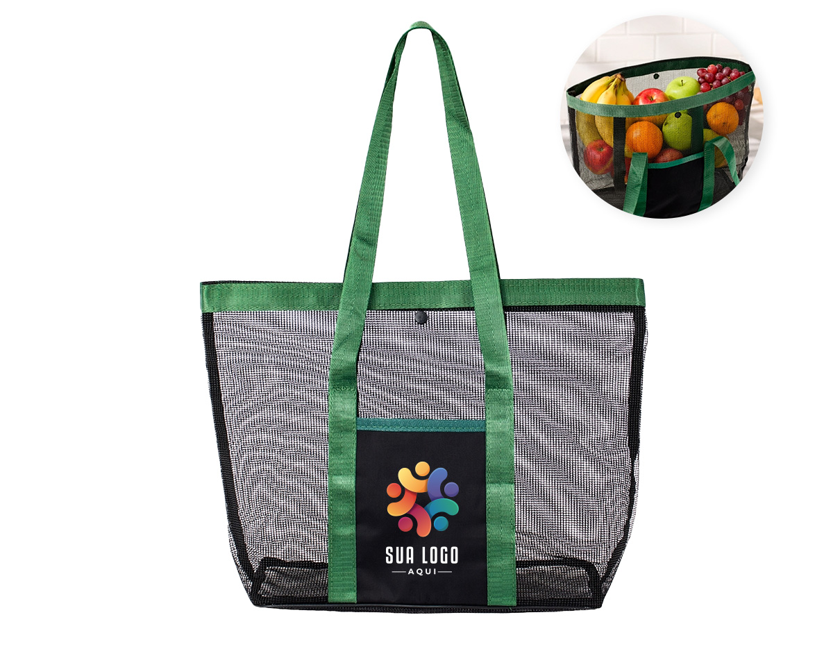 Bolsa confeccionada em tela de PVC, material resistente que permite fácil visualização do conteúdo e facilita a limpeza no uso diário. Possui botão de fechamento em plástico, garantindo praticidade e segurança no manuseio. As alças e os detalhes em tecido sintético reforçam a estrutura da peça, proporcionando melhor acabamento e conforto no transporte. Seu design funcional atende diferentes necessidades, desde organização de itens até uso em deslocamentos rápidos. Um brinde corporativo versátil e bem-acabado, pensado para uso recorrente, com boa durabilidade e excelente exposição de marca no cotidiano.