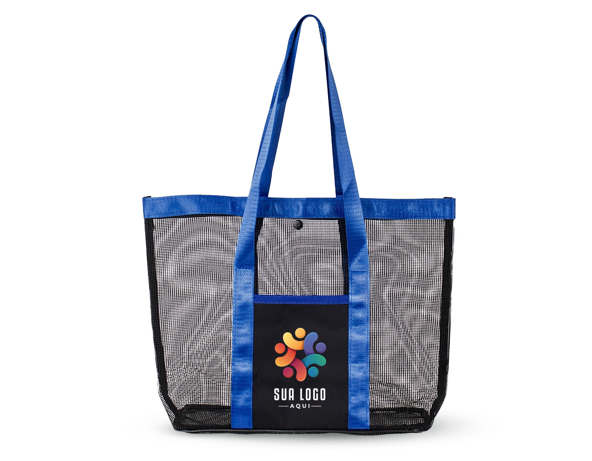 Bolsa confeccionada em tela de PVC, material resistente que permite fácil visualização do conteúdo e facilita a limpeza no uso diário. Possui botão de fechamento em plástico, garantindo praticidade e segurança no manuseio. As alças e os detalhes em tecido sintético reforçam a estrutura da peça, proporcionando melhor acabamento e conforto no transporte. Seu design funcional atende diferentes necessidades, desde organização de itens até uso em deslocamentos rápidos. Um brinde corporativo versátil e bem-acabado, pensado para uso recorrente, com boa durabilidade e excelente exposição de marca no cotidiano.