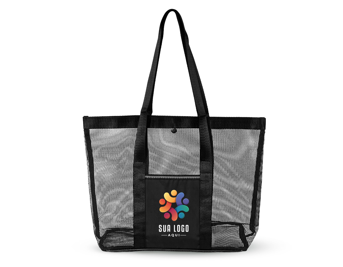 Bolsa confeccionada em tela de PVC, material resistente que permite fácil visualização do conteúdo e facilita a limpeza no uso diário. Possui botão de fechamento em plástico, garantindo praticidade e segurança no manuseio. As alças e os detalhes em tecido sintético reforçam a estrutura da peça, proporcionando melhor acabamento e conforto no transporte. Seu design funcional atende diferentes necessidades, desde organização de itens até uso em deslocamentos rápidos. Um brinde corporativo versátil e bem-acabado, pensado para uso recorrente, com boa durabilidade e excelente exposição de marca no cotidiano.