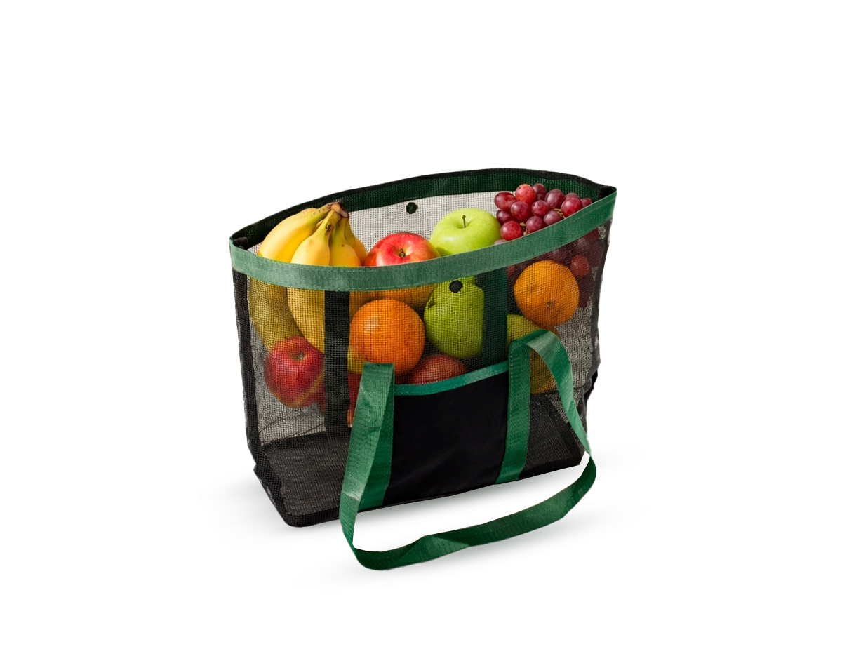 Bolsa confeccionada em tela de PVC, material resistente que permite fácil visualização do conteúdo e facilita a limpeza no uso diário. Possui botão de fechamento em plástico, garantindo praticidade e segurança no manuseio. As alças e os detalhes em tecido sintético reforçam a estrutura da peça, proporcionando melhor acabamento e conforto no transporte. Seu design funcional atende diferentes necessidades, desde organização de itens até uso em deslocamentos rápidos. Um brinde corporativo versátil e bem-acabado, pensado para uso recorrente, com boa durabilidade e excelente exposição de marca no cotidiano.