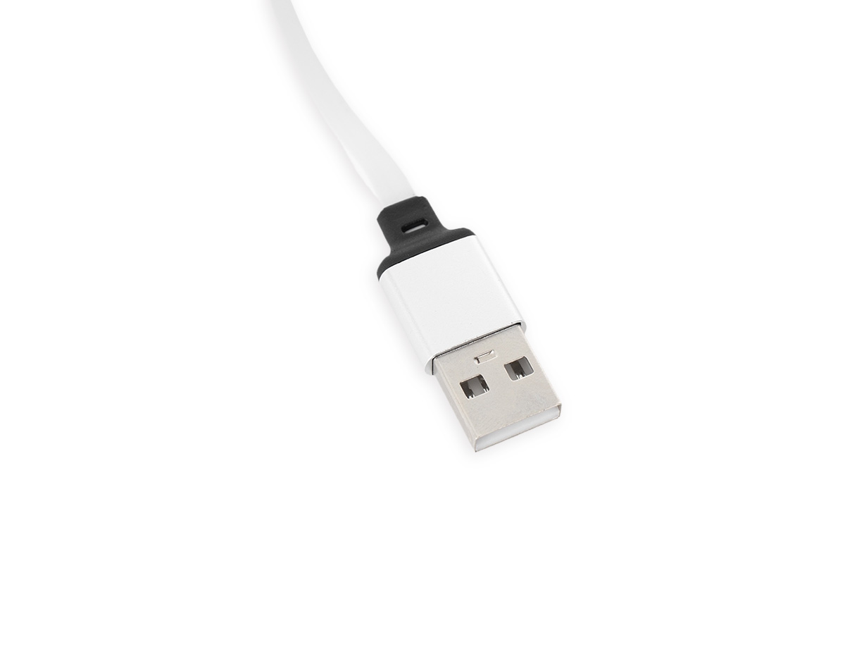 Cabo USB retrátil 3 em 1 com extensão máxima de 1m. Possui conectores USB-C, Micro USB e Lightning em uma extremidade e conector USB-A na outra. Observação: cabo destinado apenas à recarga; não realiza transferência de dados.