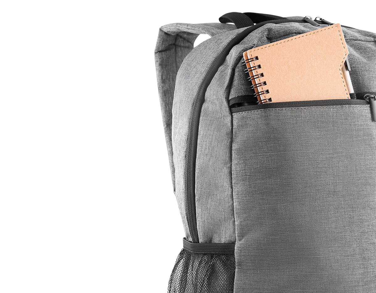 Mochila confeccionada em tecido externo de poliéster 300D e interno em poliéster 190D. Com bolso frontal com zíper, dois bolsos laterais e compartimento interno para notebook de até 15,6”.