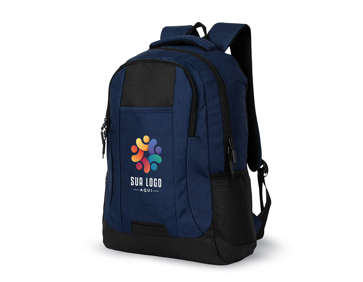 Mochila impermeável em Oxford com revestimento em PU, capacidade máxima de 23 litros e fechamento em zíper com puxadores em nylon e plástico. Possui compartimento principal com divisória para notebooks de até 17,3 polegadas. Conta com compartimento frontal e dois bolsos laterais em malha com elástico, alça para encaixe em malas de viagem e revestimento em espuma respirável nas costas, nas alças de ombro e na alça superior de mão.