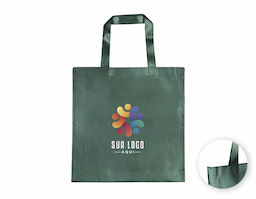 Sacola confeccionada em TNT com laminação brilhante e gramatura de 90g/m², oferecendo maior resistência e acabamento sofisticado. Leve, reutilizável e de fácil limpeza, é ideal para transporte de brindes e materiais promocionais. Excelente opção para eventos, feiras e ações corporativas que valorizam a apresentação.