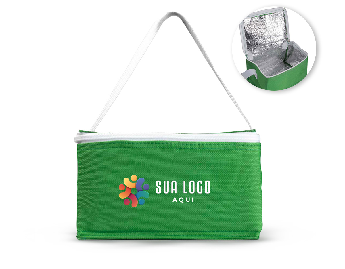 Bolsa térmica confeccionada em resistente Poliéster 600D, ideal para acompanhar a rotina diária com praticidade e durabilidade. Seu interior costurado conta com revestimento em algodão e folha de alumínio, proporcionando melhor conservação da temperatura de alimentos e bebidas por mais tempo. Perfeita para ações promocionais, eventos corporativos e brindes personalizados funcionais e versáteis.