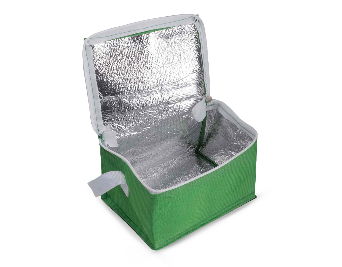 Bolsa térmica confeccionada em resistente Poliéster 600D, ideal para acompanhar a rotina diária com praticidade e durabilidade. Seu interior costurado conta com revestimento em algodão e folha de alumínio, proporcionando melhor conservação da temperatura de alimentos e bebidas por mais tempo. Perfeita para ações promocionais, eventos corporativos e brindes personalizados funcionais e versáteis.