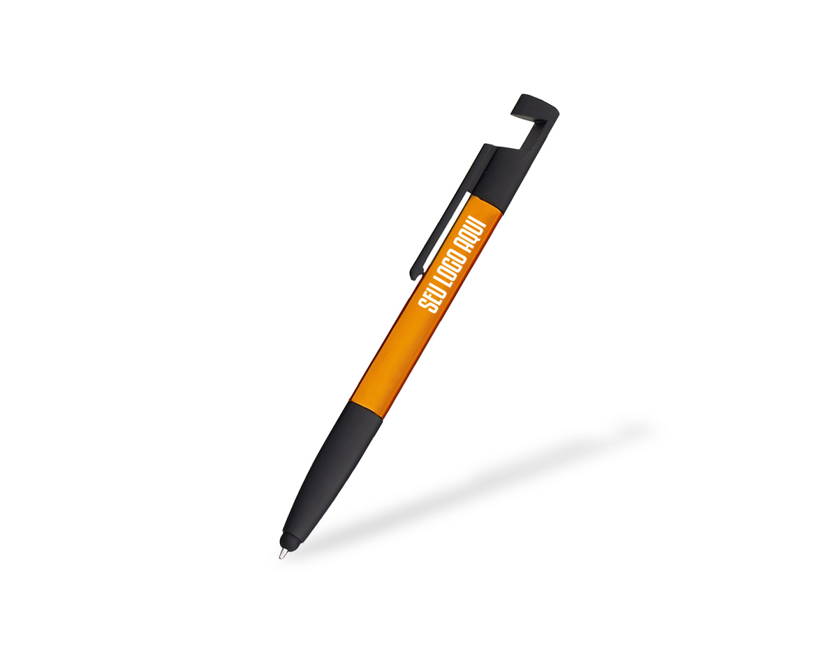 Caneta plástica triangular com ponteira emborrachada para interação em dispositivos de telas sensíveis ao toque. Possui clip com revestimento em feltro no topo, ideal para limpeza de tela, além de abertura que funciona como suporte para celular. Conta ainda com marcação de régua de 7 cm no corpo, acionamento por rotação e carga esferográfica azul de 1,0mm.