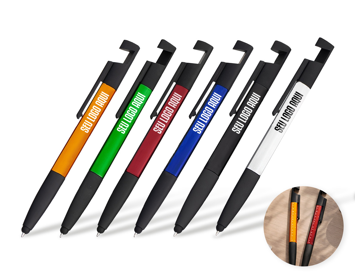 Caneta plástica triangular com ponteira emborrachada para interação em dispositivos de telas sensíveis ao toque. Possui clip com revestimento em feltro no topo, ideal para limpeza de tela, além de abertura que funciona como suporte para celular. Conta ainda com marcação de régua de 7 cm no corpo, acionamento por rotação e carga esferográfica azul de 1,0mm.