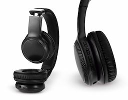 Fone de ouvido com estrutura em plástico e metal, além de hastes ajustáveis, revestimento em tecido sintético e espuma e iluminação RGB em LED. Possui conexão Bluetooth 5.0 e rádio FM, botões para controle e entradas para cartão microSD (TF), auxiliar P2 e USB-C para carregamento. Acompanha cabo USB-C.